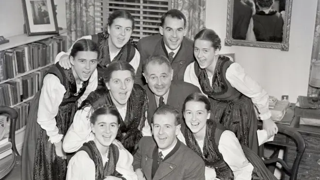 Los cantantes y miembros de la familia von Trapp antes de una actuación en el Town Hall de Nueva York. 