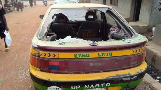 Ilorin youths clash, destroy 25 cars over girlfriend in JSS class