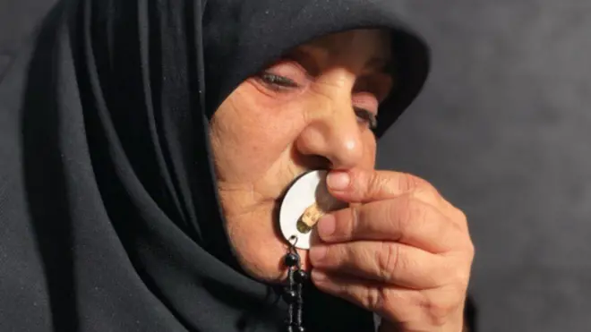 Yusra Al Amin carry pendant wey get di foto of her son wey miss 