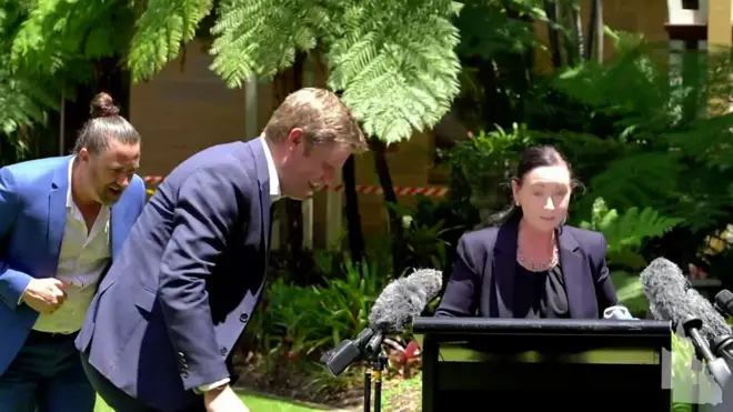 عنكبوت يقاطع مؤتمرا صحفيا في أستراليا