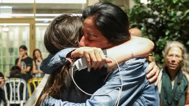 Einav Zangauker, matka zakładnika Matana Zangauker, jest obejmowana przez inną kobietę po ogłoszeniu decyzji Trumpa