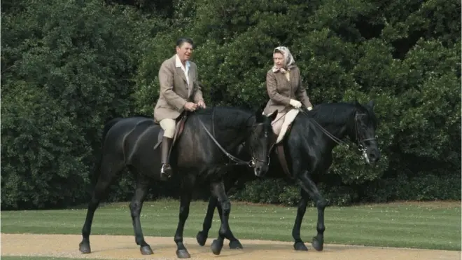 Boqran Elizabeth iyo madaxweyne Ronald oo fardo ku jooga sanadkii 1982 xilli uu madaxweynaha booqasho ku tagay UK. Fardaha boqoradda ayaa hadiyad loogu keenay.