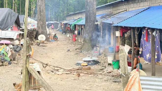 विस्थापितहरूको एउटा अस्थायी टहरा।
