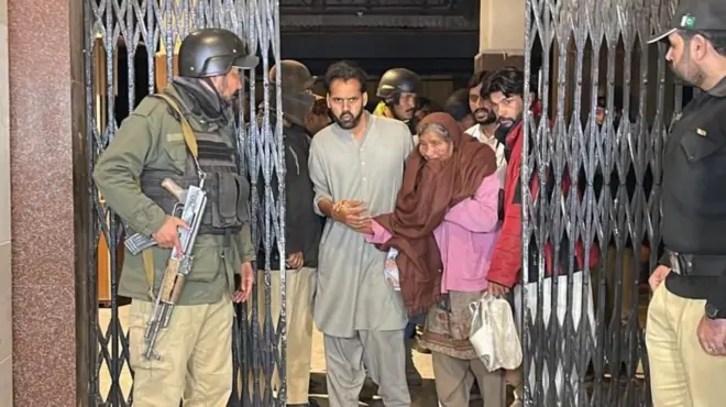 ప్రాణాలతో బయటపడ్డ ప్రయాణికులు