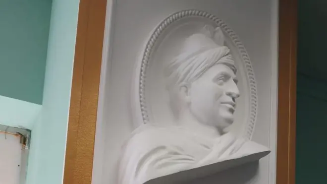 دا مجسمه د ورونیژ ښار په پوهنتون کې کېښودل شوه