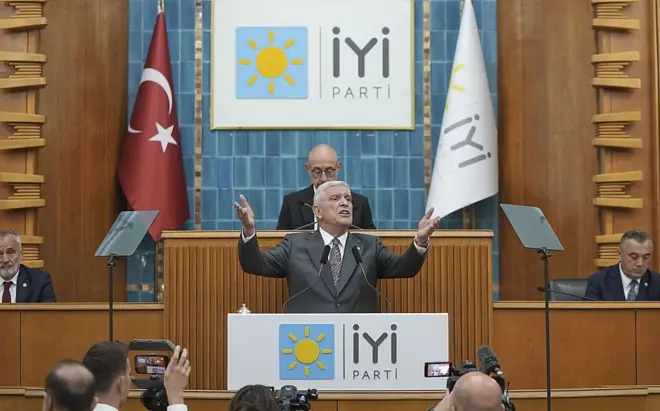 Grit akım elbiseli bir adam İyi parti logolu kürsüde, ellerini, havaya kaldırmış.