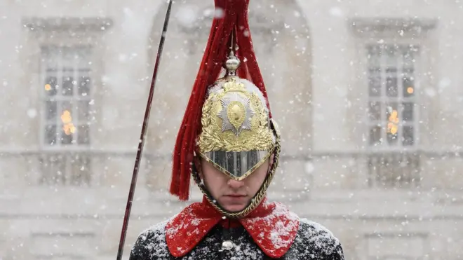 گارد کاخ ملکه بریتانیا زیر برف