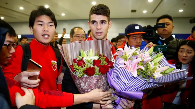 巴西中場球員奧斯卡在星期一（1月2日）抵達上海浦東機場