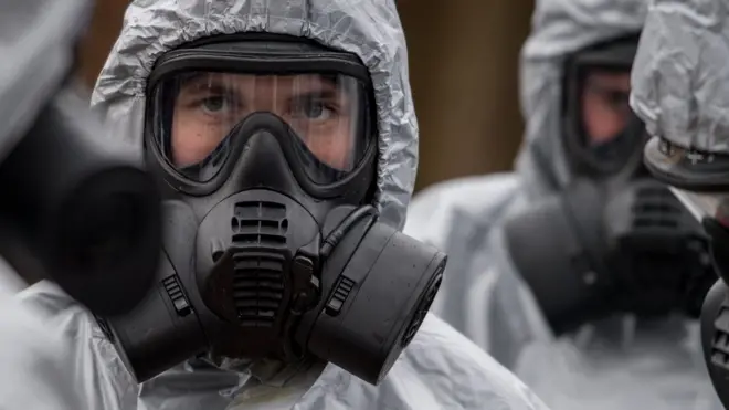 Мужчина в костюме химзащиты