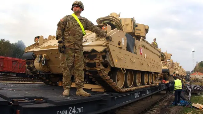 Гусеничні платформи Bradley Fighting Vehicle - військова техніка, яку політичне об'єдння з неформальною назвою "друзі України" у США хотіли б передати Україні як військову допомогу. На фото - Bradley, які прибули до Литви у рамках розширення контингенту НАТО у Балтійських країнах