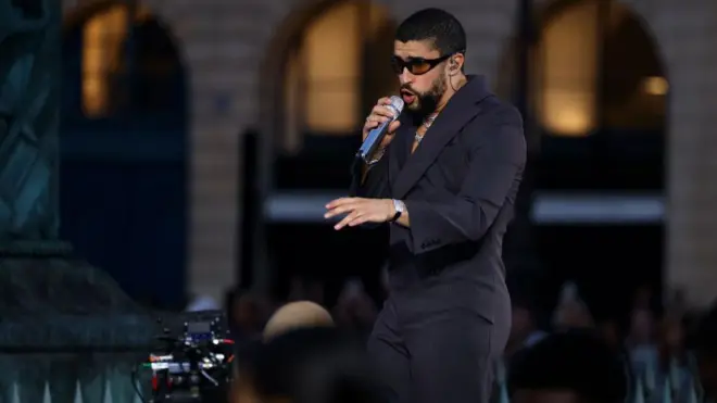 باد باني يغني في حفل فوغ للأزياء في باريس