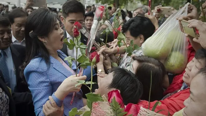 ผู้สนับสนุน น.ส.ยิ่งลักษณ์ ชินวัตร ให้กำลังใจระหว่างอดีตนายกฯ เดินทางมาศาล ในการไต่สวนคดีปล่อยปละละเลยให้เกิดความเสียหายโครงการรับจำนำข้าว เมื่อวันที่ 17 ก.พ. 2559