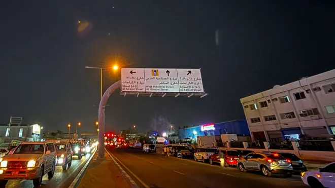 Luces que muestran rastros del ataque iraní en el cielo de Qatar.