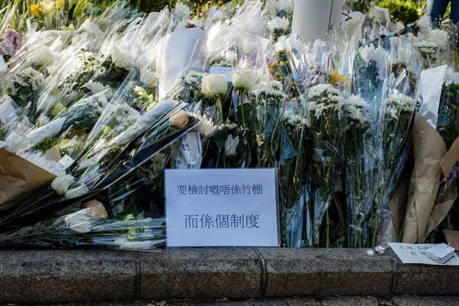 近日來,不少市民到宏福苑休憩處獻上悼念花束,當中有人在紙皮上寫道「要檢討的不是竹棚,而是制度」。