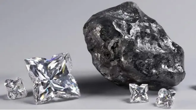 Le diamant Sewelô (à droite) a été trouvé dans le centre du Botswana