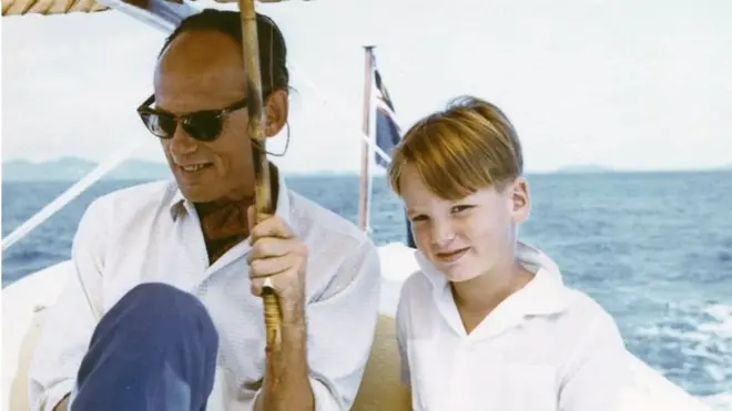 Mark Colvin, aos 7 anos, com seu pai na costa sul da Malásia,fezbet telegram1959