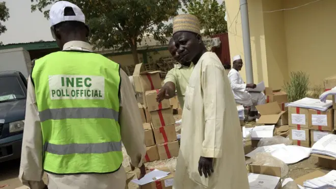INEC officials dey gather paper