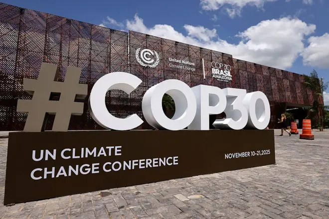 O logotipo da COP30 é visto em frente ao edifício central, antes da COP30 Brasil Amazônia 2025, em 3 de novembro de 2025, em Belém, Brasil.
