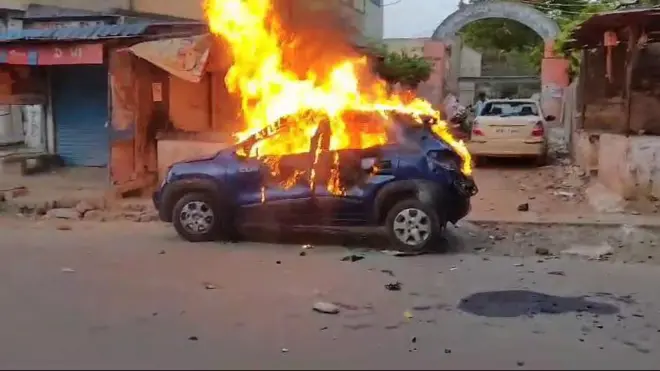 తగలబడుతున్న కారు ఫోటో