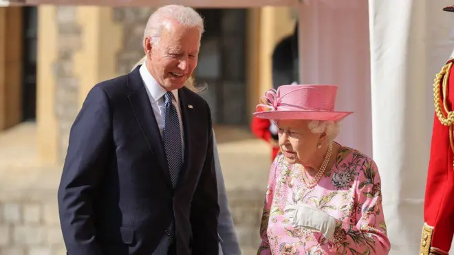 Perezida w'Amerika Joe Biden n'Umwamikazi Elizabeth II, mu ifoto yo mu bubiko