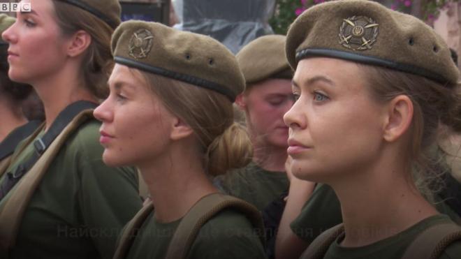 Жінки-військові беруть участь у параді вперше