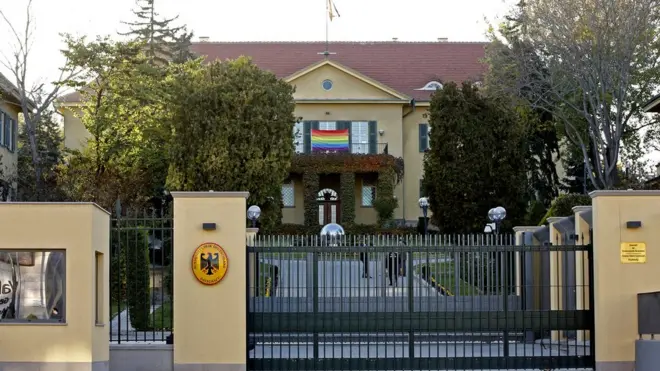 Alman LGBTİ Film Günleri'ni yasaklamasının ardından Ankara'daki Almanya Büyükelçiliği'ne LBGTi'yi simgeleyen gökkuşağı bayrağı asılmıştı.