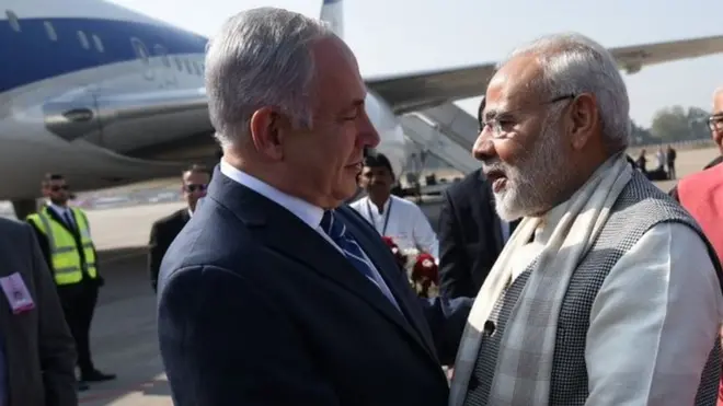 અમદાવાદ એરપોર્ટ પર ઇઝરાયલના પીએમનું સ્વાગત કરતા પીએમ મોદી