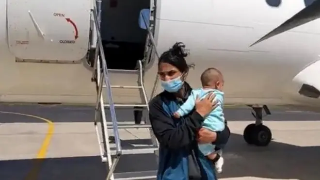 بسمہ اپنی بیٹی کے ہمراہ