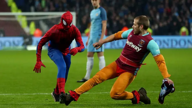 За мить "Спайдермен" картинно впаде і вимагатиме пенальті