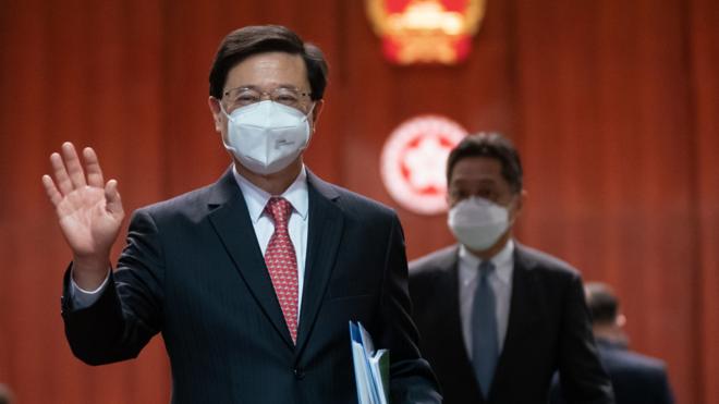 李家超宣读施政报告后离开中国香港特区立法会会议厅时向媒体记者挥手（19/10/2022）