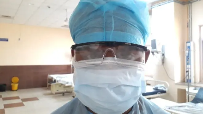 कोरोनावायरस संदिग्धों के वार्ड में सफ़ाई कर के लौटे सफाई कर्मचारी कृष्णा ने किट नहीं होने और अव्यवस्था पर रोष जाहिर किया