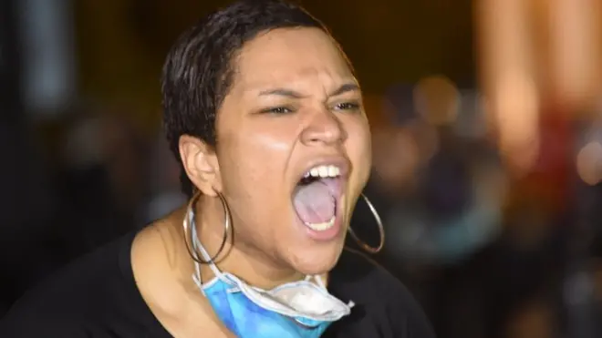 سيدة امريكية تصرخ