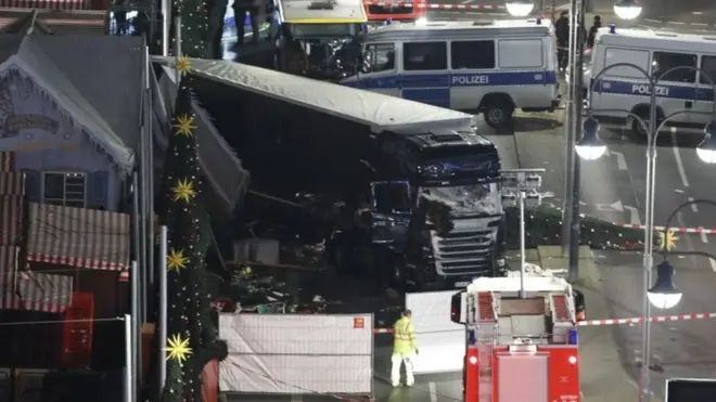 Sedikitnya 12 orang tewas ketika truk lori menabrak kerumunan.