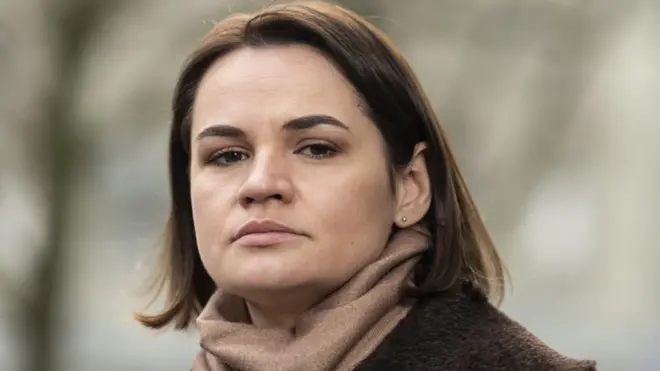 Светлана Тихановская заявляет, что она, а не Александр Лукашенко, выиграла в прошлом году президентские выборы. Власти выставили ее из страны, а теперь заявляют, будто бы она причастна к подготовке терактов