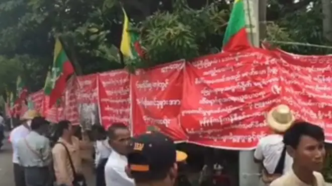 ဆန္ဒပြခွင့် ၇ ရက်သာ တင်ထားပေမယ့် အစိုးရဘက်က ညှိနှိုင်း ဖြေရှင်း မပေးမချင်း ရက်ရှည် သပိတ်စခန်း ဖွင့်သွားမယ်လို့ ဒီဆန္ဒပြတောင်သူတွေက ပြော