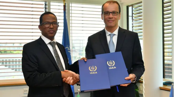 Dr Geetahun Makuriyaa yeroo waliigaltee haaraa niwukilera Itiyoophiyaan akka fayyadamtuuf mallatteesan.