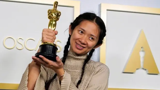 La directora china CHloé Zhao se convirtió este domingo en la primera mujer asiática en ganar un Oscar a mejor dirección.