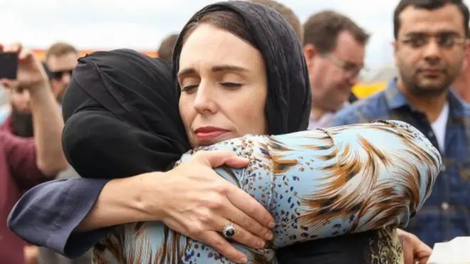 la primera ministra visitó un hijab (o velo) para vistar a los sobrevivientes o familiares de las víctimas mortales del tiroteo.