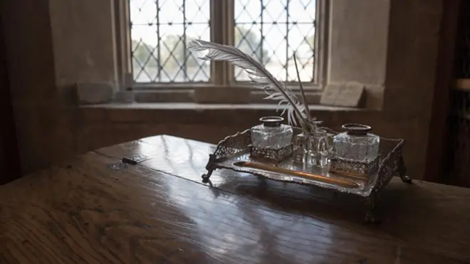 پخوانیو شاعرانو یواځې د خپلې مېرمنې د ښکلا ستایلوپه هکله څه نه دي ویلی.