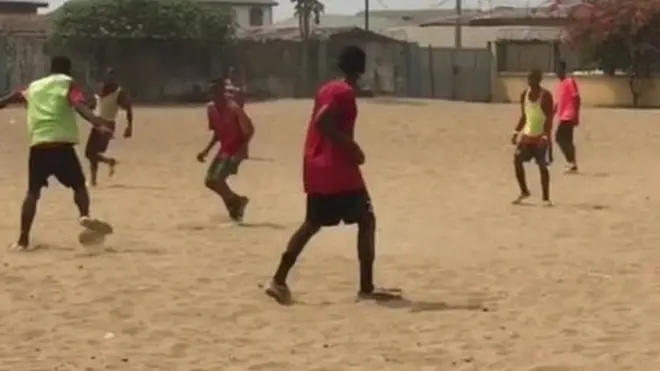 अजेगुनला में बच्चों को फुटबॉल खेलने के लिए सुरक्षित स्थानों की जरूरत होती है