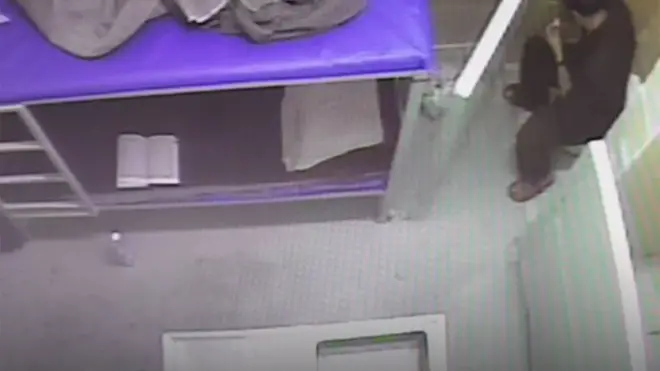 Salah satu video memperlihatkan seorang pria -yang diidentifikasi sebagai Marwan Barghouti- makan sesuatu.