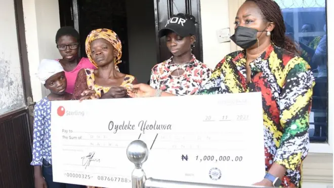 Iya Jumoke n tẹwọ gba ẹbun ile ati owo lọwọ asoju ijọba Eko