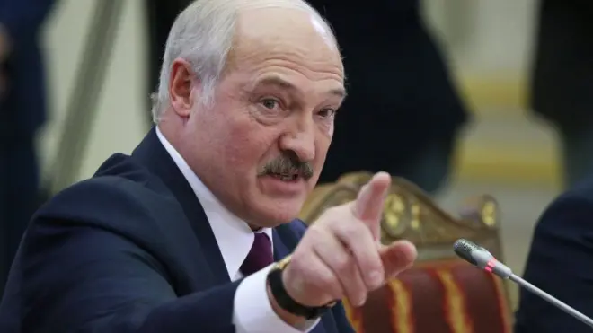 По словам Лукашенко, в Беларуси сейчас выгодно заниматься политикой, чтобы стать узником совести