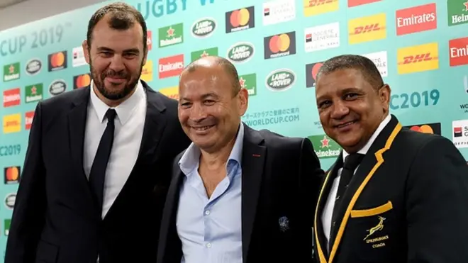 L'entraîneur de l'Angleterre Eddie Jones (au centre), avec Michael Cheika de l'Australie (à gauche) et Allister Coetzee de l'Afrique du Sud lors du tirage au sort mercredi à Kyoto