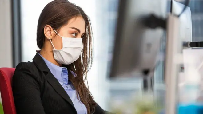 امرأة تعمل بتركيز