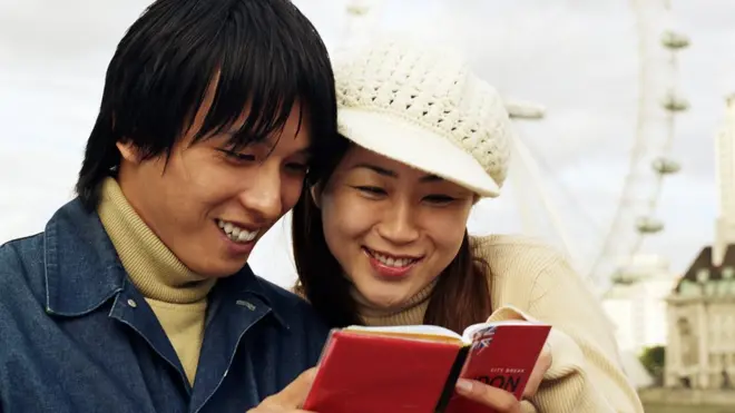 Пара читает путеводитель