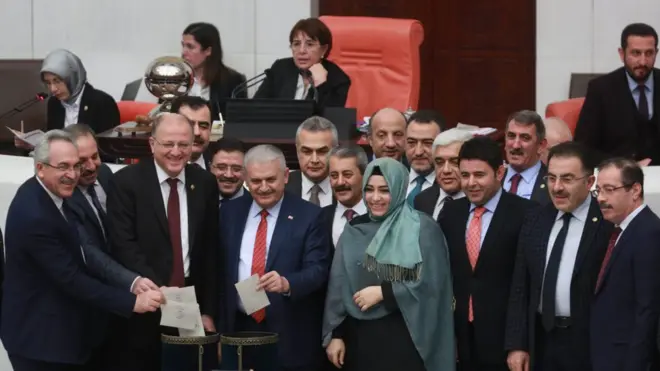 Başbakan Binali Yıldırım ve bazı AKP milletvekilleri oy kullanırken