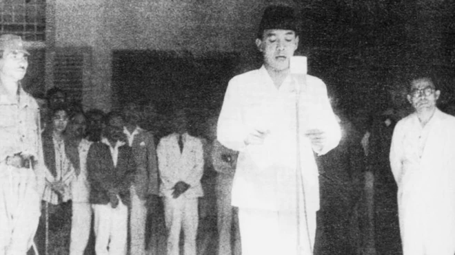 Presiden pertama RI, Sukarno, membacakan teks proklamasi kemerdekaan Indonesia pada 17 Agustus 1945.