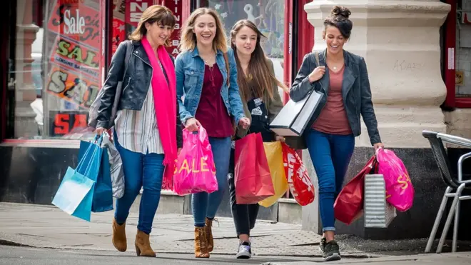 电商虽然发展迅速，但英国大街上还总是有喜欢去实体店的消费者。