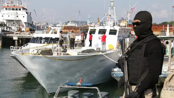 Aparat keamanan melakukan penjagaan di sekitar kapal yang diduga untuk menyelundupkan satu ton sabu di wilayah Anyer, Provinsi Banten, Juli 2017